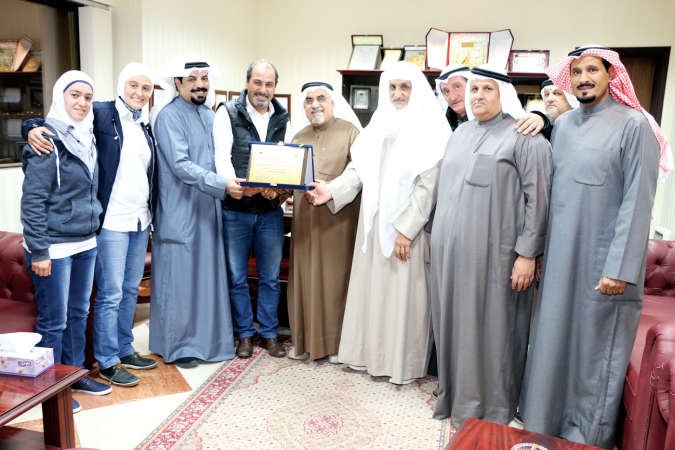 كرم يتبادل الدروع مع الوفد الاردني لنادي الصم ﻿
