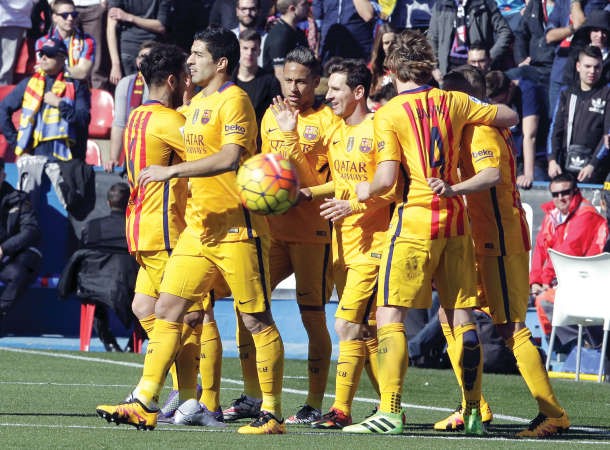 فرحة لاعبي برشلونة بالانتصار رويترز