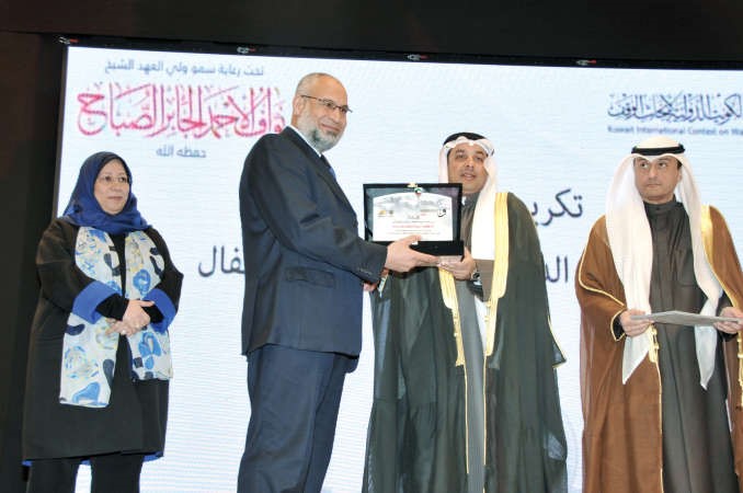 يعقوب الصانع مكرما احد الفائزين بحضور ايمان الحميدان	 محمد هاشم﻿