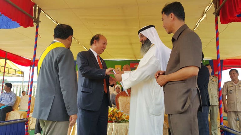 د احمد الجسار نائب رئيس لجنة جنوب شرق اسيا اثناء تسليم كتاب شكر من جمعية احياء التراث للحكومة الكمبودية
