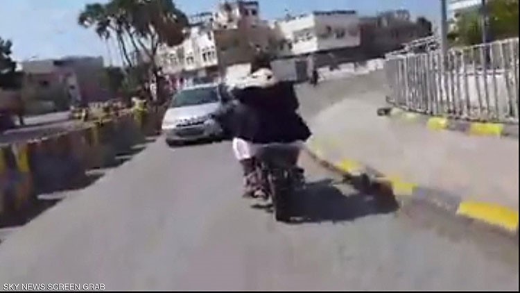 شاهد.. فيديو يرصد هروب محمد الحوثي متخفياً على متن دراجة 