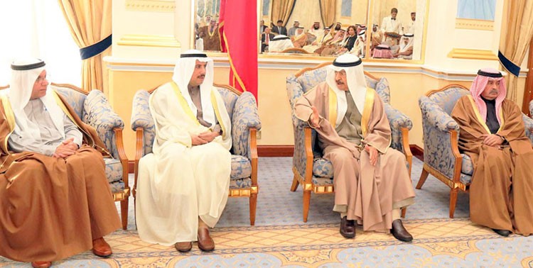 رئيس الوزراء البحريني الامير خليفة بن سلمان ال خليفة مستقبلا السفير الشيخ عزام الصباح