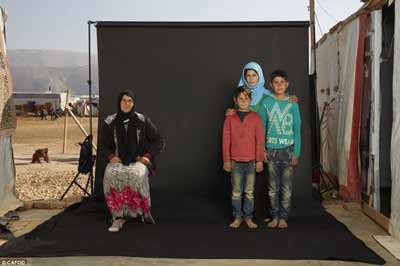 صور مؤثرة.. بريطاني يصوَّر عائلات سورية ويضع كراسي فارغة مكان المفقودين