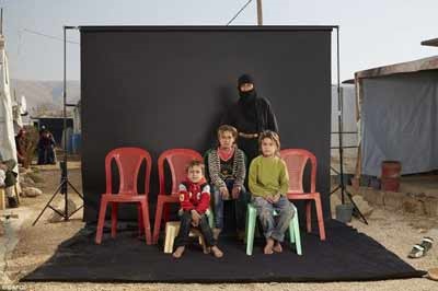 صور مؤثرة.. بريطاني يصوَّر عائلات سورية ويضع كراسي فارغة مكان المفقودين