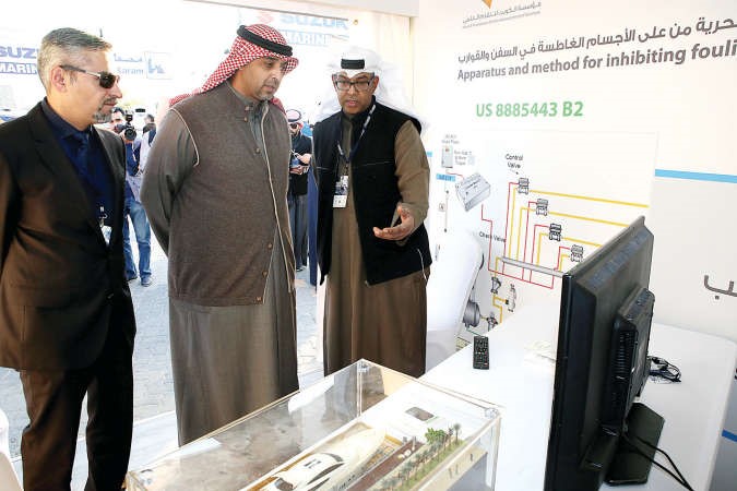 الشيخ محمد العبدالله خلال زيارته جناح مركز صباح الاحمد للموهبة والابداع