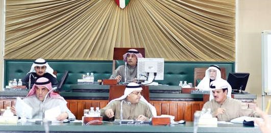 مهلهل الخالد وم احمد المنفوحي ورجعان الغريب وفوزي الشهاب ومحمد الصوابر ومنصور التورة خلال الجلسة