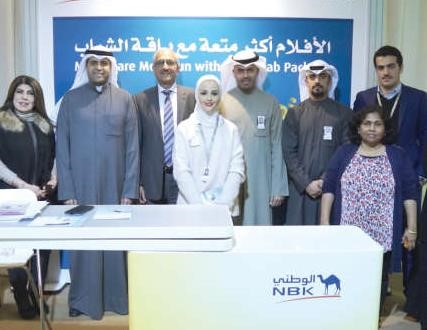 دجاسم رمضان نائب مدير الجامعة للخدمات الاكاديمية المساندة وممثلو الوطني خلال المعرض ﻿