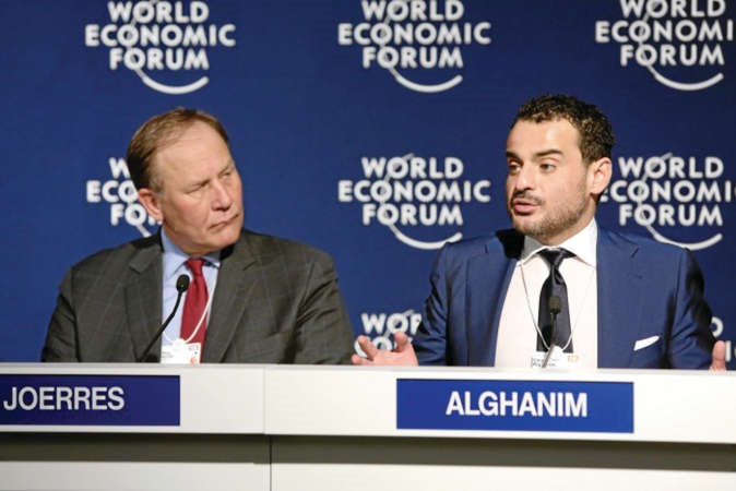 عمر قتيبة الغانم وجيفري جوريس خلال المؤتمر الصحافي ﻿