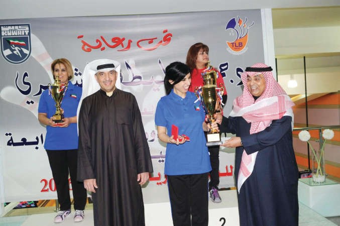 الوكيل المساعد للتنمية التربوية والانشطة بوزارة التربية فيصل مقصيد يسلم الكاس لاحدى الفائزات 