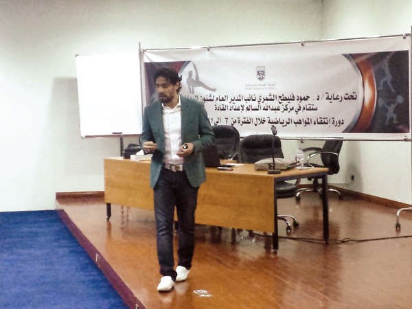 د حسن عطية خلال القائه المحاضرة 