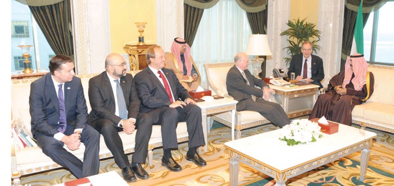 سمو نائب الامير مستقبلا رئيس البرلمان الالماني والوفد المرافق له