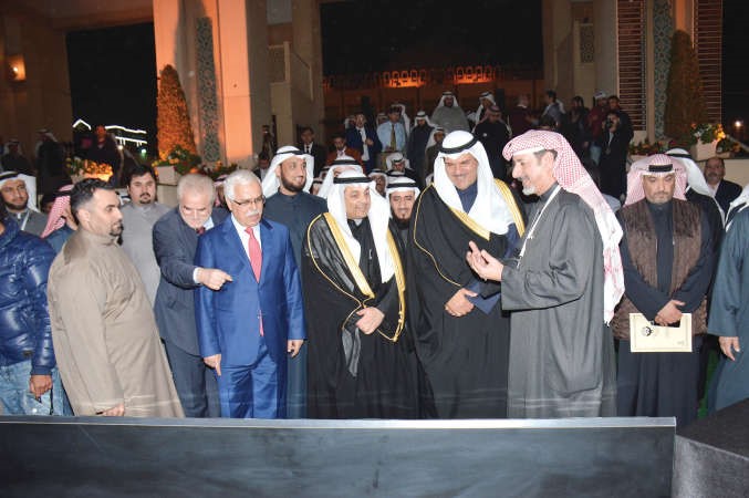 الفنان فريد العلي يقدم شرحا حول مقتنيات المعرض انور الكندري