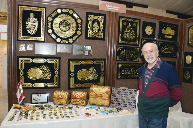  مجموعة من المزخرفات والمنتجات الحرفية لاحد الفنانين المشاركين
