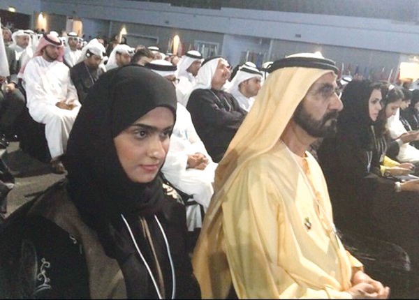 الشيخ محمد بن راشد ال مكتوم جالسا بين الحضور في احدى جلسات قمة الحكومات 	انترنت