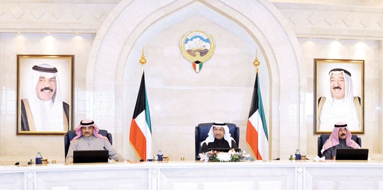 سمو الشيخ جابر المبارك مترئسا اجتماع مجلس الوزراء بحضور الشيخ صباح الخالد والشيخ محمد الخالد﻿