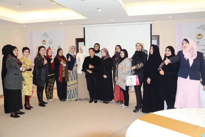 حصة الشاهين ونجلاء السيد مع المشاركات في المحاضرة
