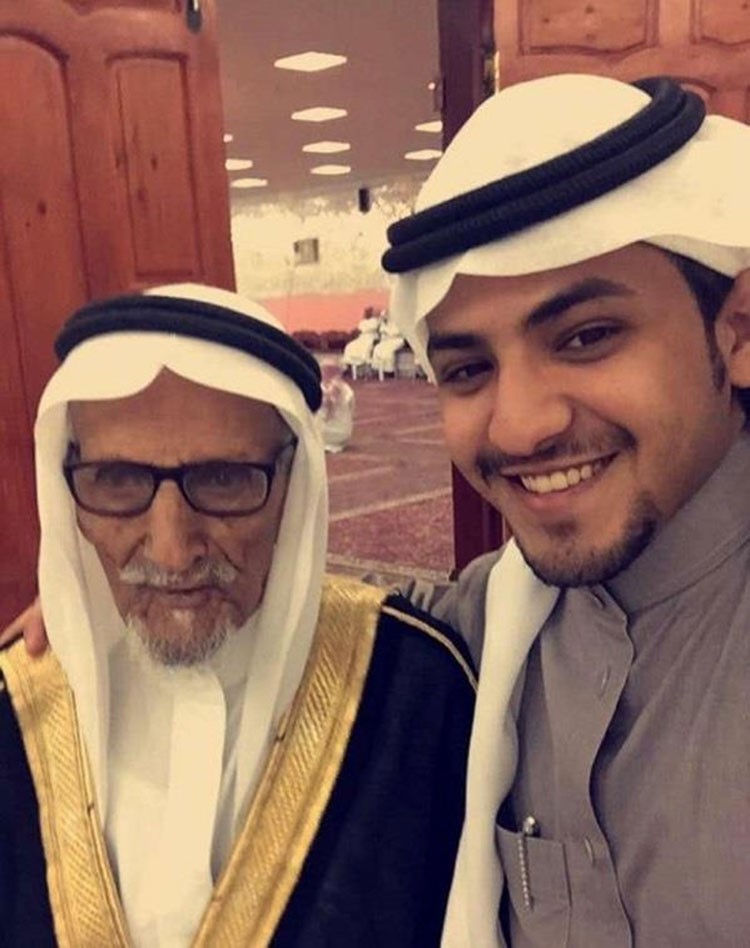 بالصور.. تسعيني سعودي يحتفل بعقد قرانه بحضور أبنائه وأحفاده.. ويعلن: هكذا سأبدأ حياتي القادمة 