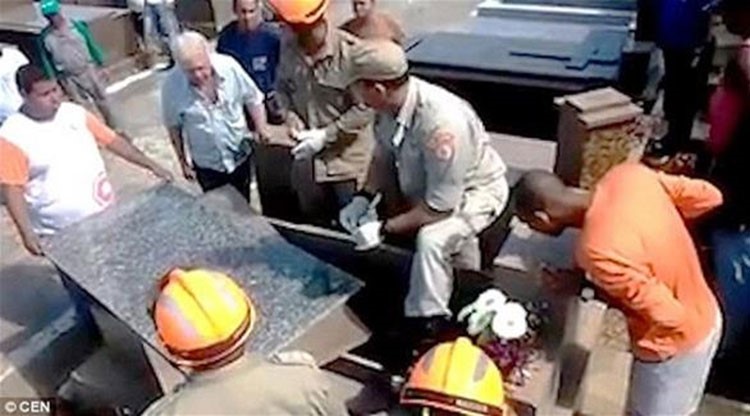 بالفيديو.. لحظة العثور على رجل دفن حياً داخل القبر!