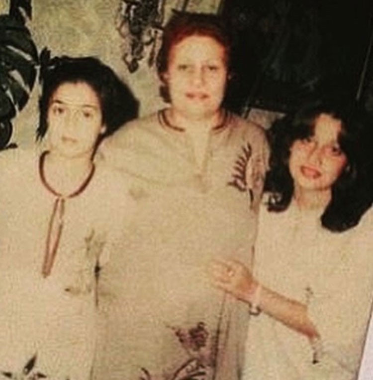 شاهد.. غادة عبدالرازق تكشف عن صورة نادرة لوالدتها الراحلة