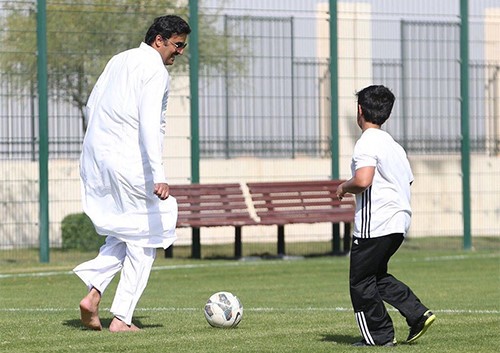 بالفيديو والصور .. أمير قطر الشيخ تميم يشارك الاطفال لعب كرة القدم بـ"الدشداشة"