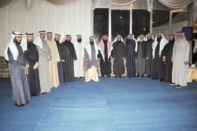 علي الخميس متوسطا الحضور
