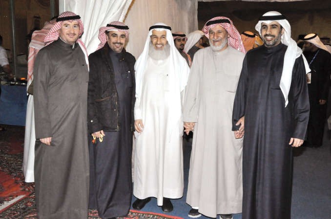 علي الخميس مع ابناء الدائرة