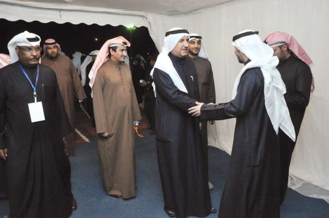 علي الخميس خلال استقباله احد الناخبين