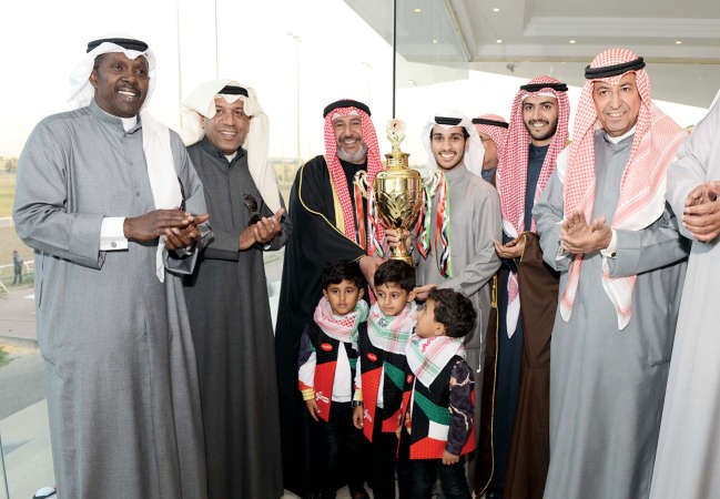 الشيخ فهد الجابر يسلم الجائزة الى الاسطبل الفائز