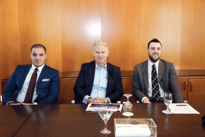 المتحدثون من اليمين نيكولاس باين وتيم شالكروس وعلي ابراهيم