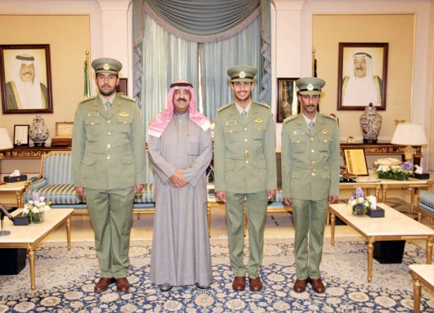 الشيخ مشعل الاحمد متوسطا الطلبة الخريجين ﻿