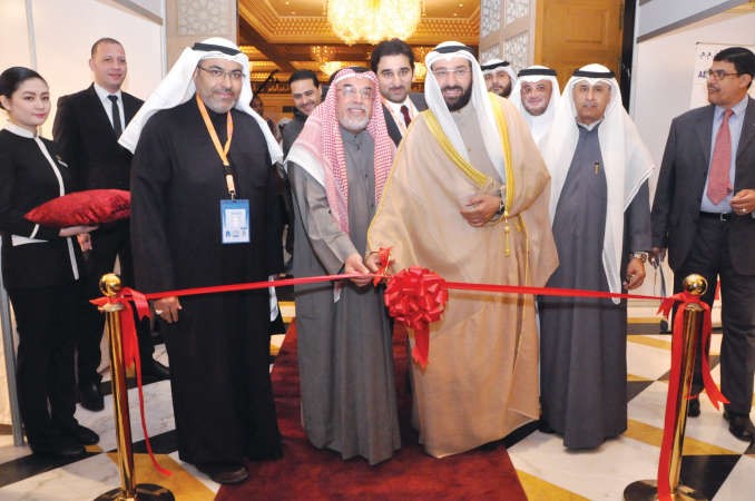 د علي العمير يقص شريط افتتاح المعرض المصاحب للمؤتمر	 احمد علي﻿