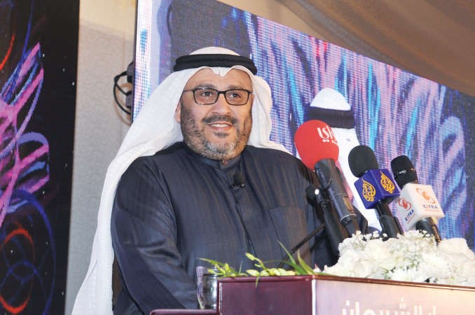المرشح فهد الشريعان متحدثا امام الناخبين في افتتاح مقره الانتخابي
