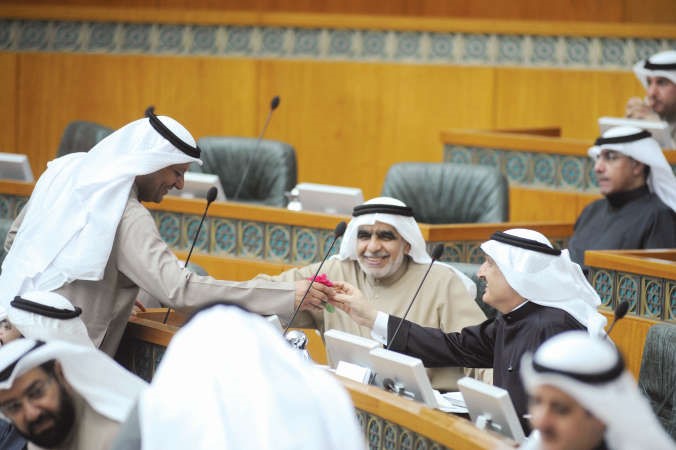 كامل العوضي يهدي دعلي العبيدي وردة في حضور عدنان عبدالصمد﻿