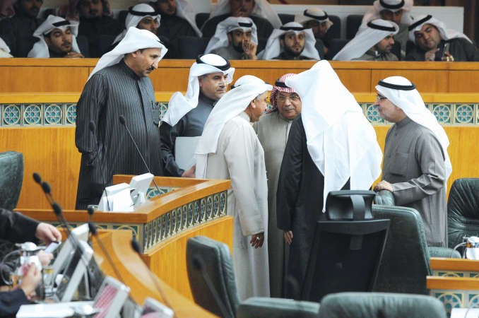 الشيخ خالد الجراح متوسطا سعد الخنفور وعبدالله التميمي ودعبدالحميد دشتي واحمد لاري﻿