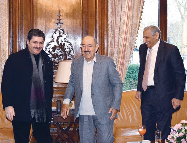 صاحب السمو الامير الشيخ صباح الاحمد خلال زيارته سفارتنا لدى المملكة المتحدة ويبدو الشيخ خالد العبدالله والسفير خالد الدويسان