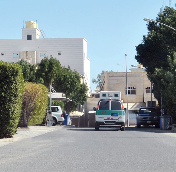 سيارة الاسعاف تنتظر في مسرح الجريمة بالاندلس قاسم باشا
