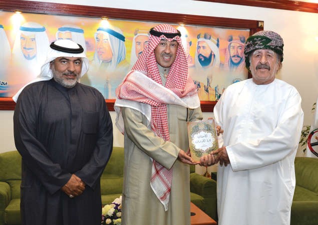 محافظ الاحمدي يتلقى نسخة الكتاب من البلوشي﻿