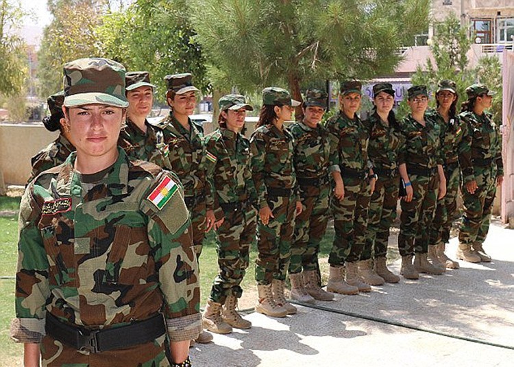 بالصور.. الفتيات ضحايا الاغتصاب الداعشي يشكلن كتيبة عسكرية للانتقام منهم