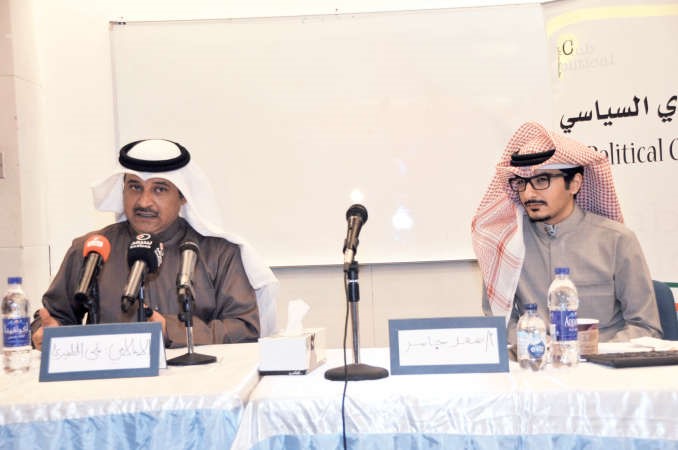 علي الظفيري متحدثا خلال المندوة بحضور سعد الجاسر			محمد هاشم﻿