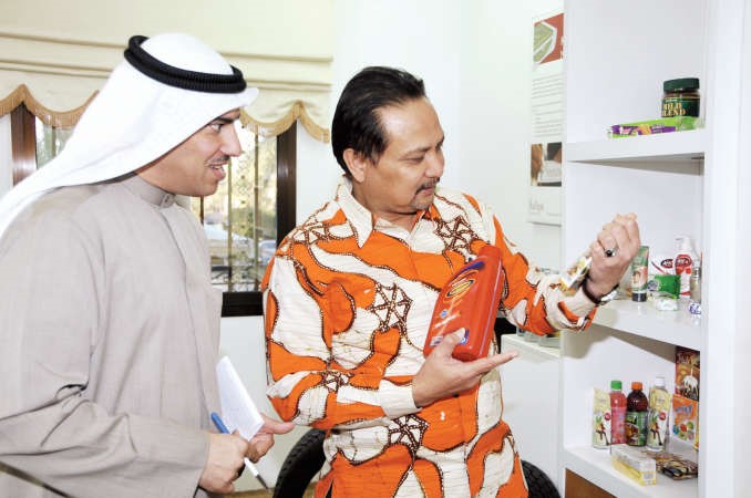 السفير تاتانج رزاق يشرح للزميل محمد الخالدي حول المنتجات الاندونيسية ﻿