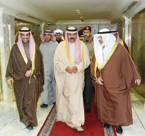 سمو نائب الامير وولي العهد الشيخ نواف الاحمـد ورئيس مجلس الامـة مرزوق الغانم لدى وصولهما الى مقـر الحفـل وفي استقبالهما عادل الصرعاوي 