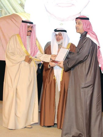 سمو نائب الامير مكرما احد الرواد الاوائل 