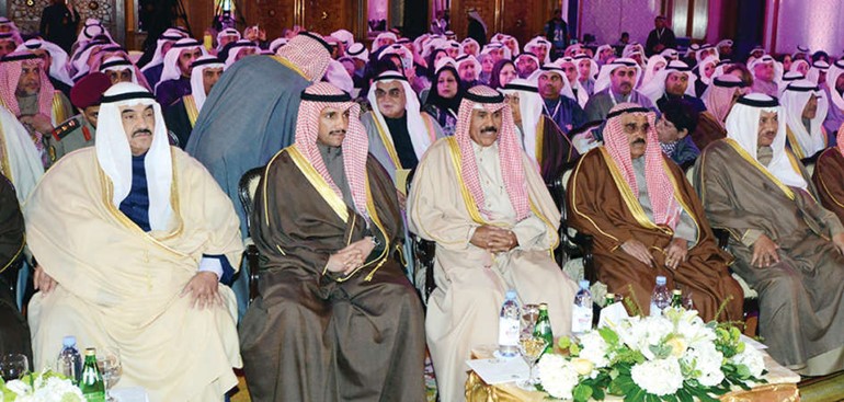سمو نائب الامير وولي العهد الشيخ نواف الاحمد ومرزوق الغانم والشيخ فيصل السعود وسمو الشيخ ناصر المحمد وسمو رئيس الوزراء الشيخ جابر المبارك في مقدمة الحضور 