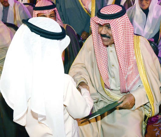 سمو نائب الامير مصافحا احد الاطفال 