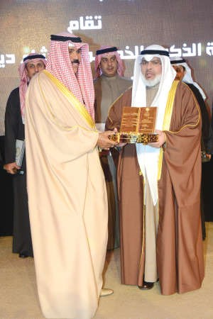 سمو نائب الامير يتسلم هدية تذكارية من عادل الصرعاوي