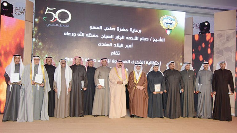 سمو نائب الامير وولي العهد الشيخ نواف الاحمد وعادل الصرعاوي متوسطين المكرمين في الحفل 