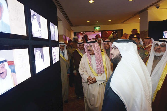 سمو نائب الامير خلال جولة في المعرض المصاحب للاحتفال