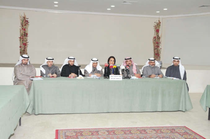 لولوة الملا وعبدالرحمن التوحيد وعبدالوهاب الرشيد وباقي اعضاء اللجنة التنسيقية خلال المؤتمر الصحافيريليش كومار﻿