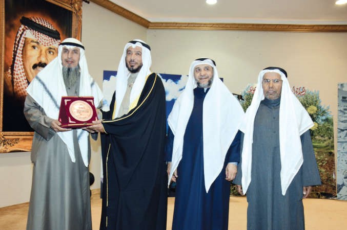  دعبدالله المعتوق يكرم مدير لجنة فلسطين عبدالله الكندري انور الكندري