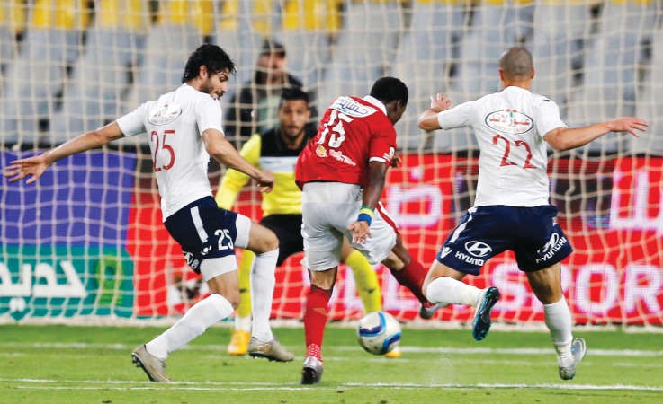 مهاجم الاهلي مالك ايفونا يسدد على مرمى الزمالك